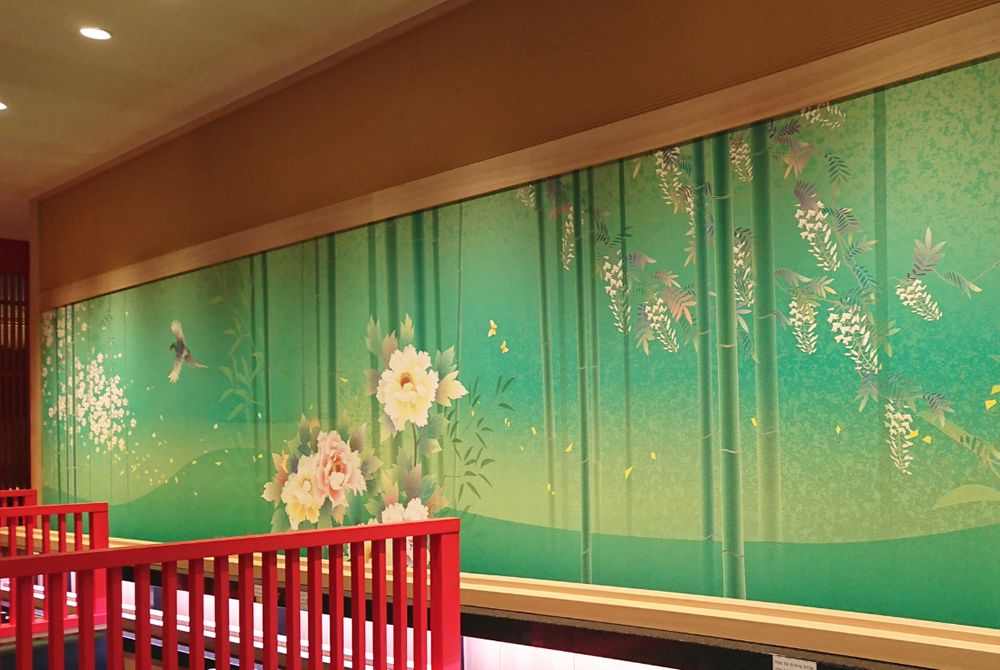 店舗の内装を加賀友禅の壁紙で艶やかに演出 デジタルプリント壁紙